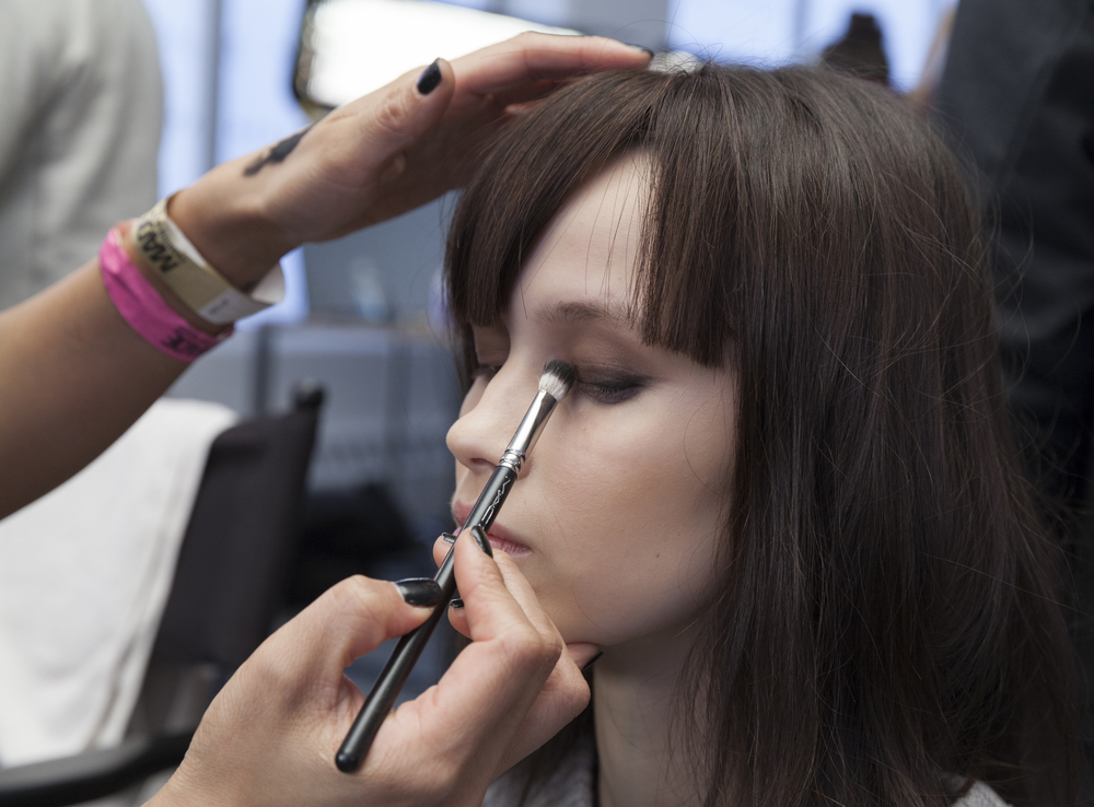 Model gets her eyeliner done