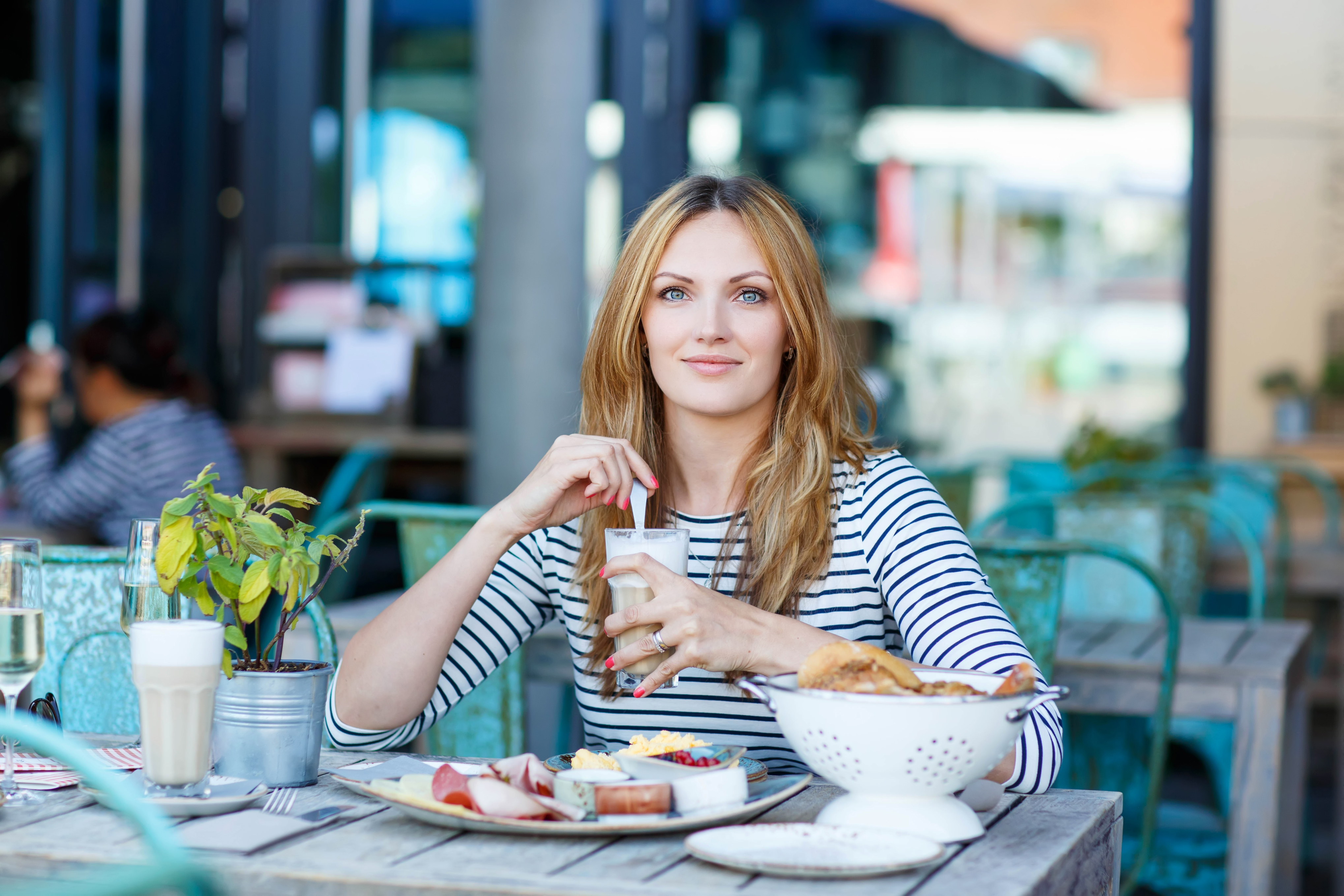 Women eating at a restaurant.