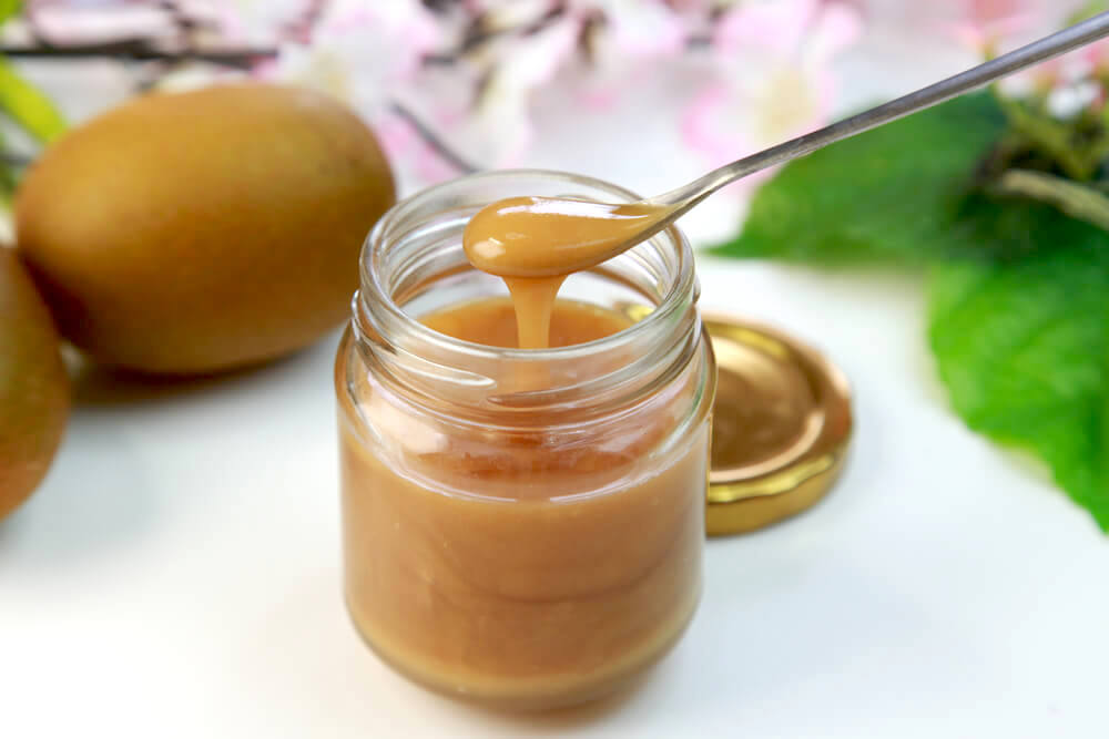 Manuka honey in a clear jar 