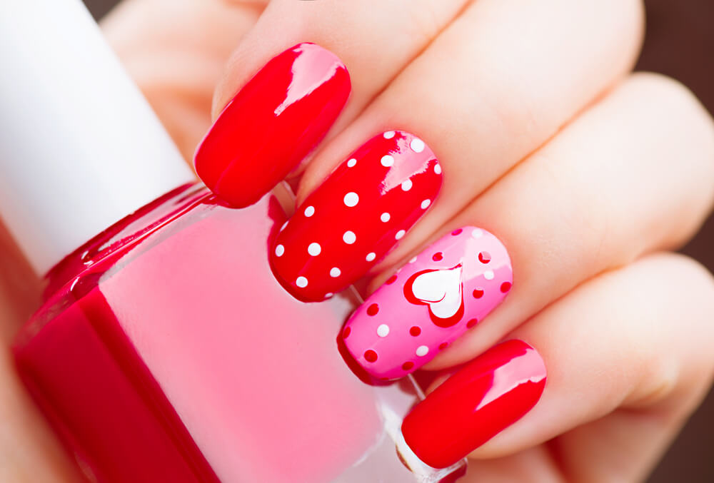 nail art with polka dots