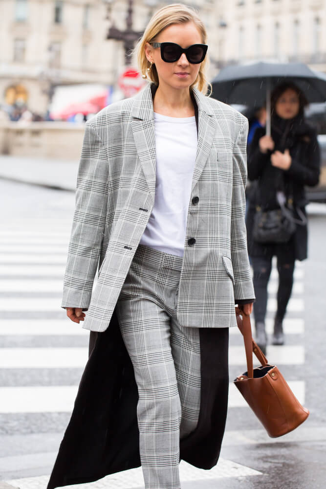 PARIS-MARCH 6, 2017. Street style fashion during Paris fashion week. Ready to wear FW 17-18.