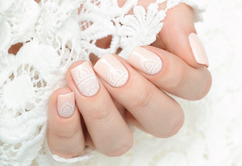 Lace-textured nails