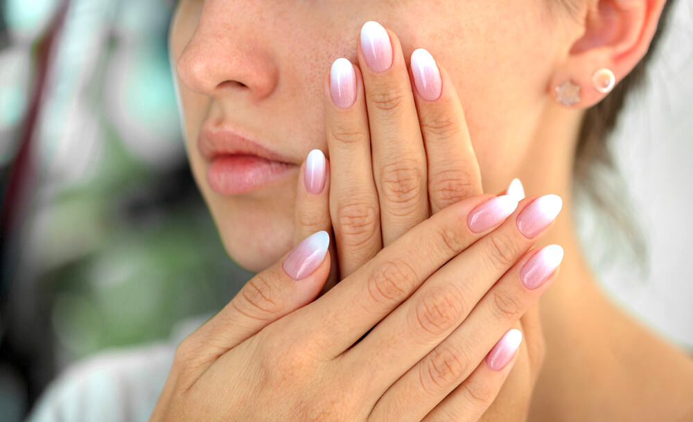 Pink and white ombre nails 