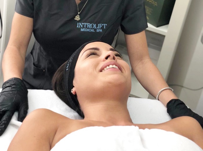 Client in medical spa, Introlift