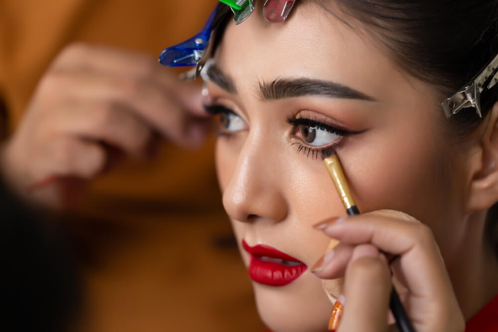 Applying eyeliner on the lower lash