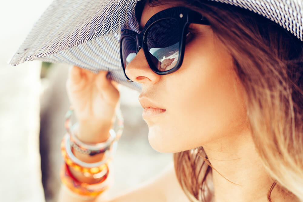 Woman with hat and sunglasses