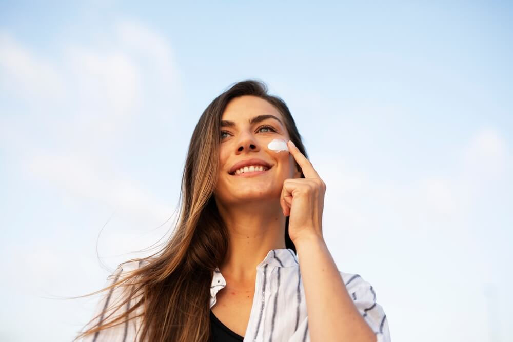 woman applying sunscreen